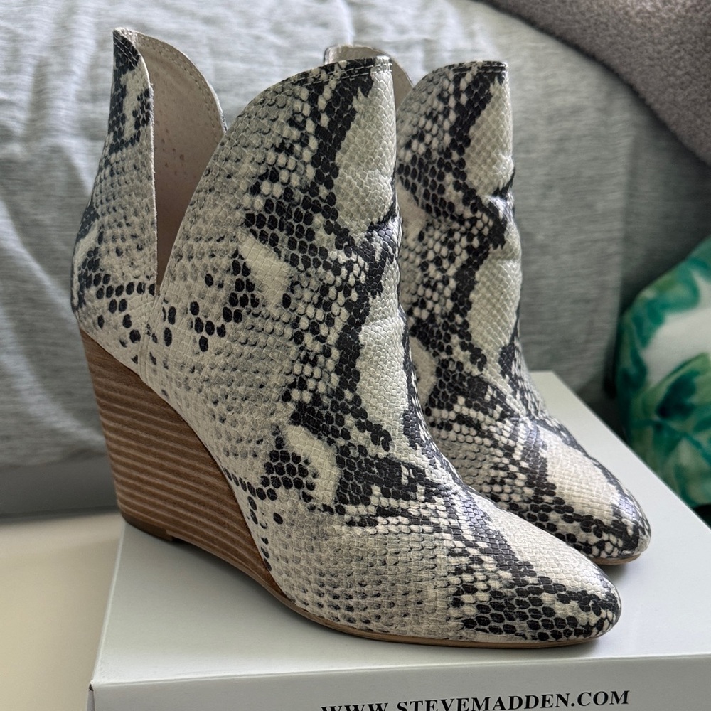 Steve Madden Black and Cream Snake Print Wedges